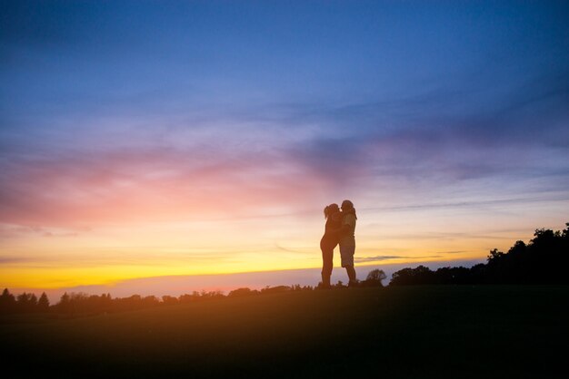 Pareja, en, cielo, plano de fondo