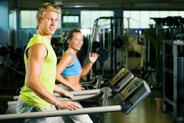 Pareja en cinta en gimnasio