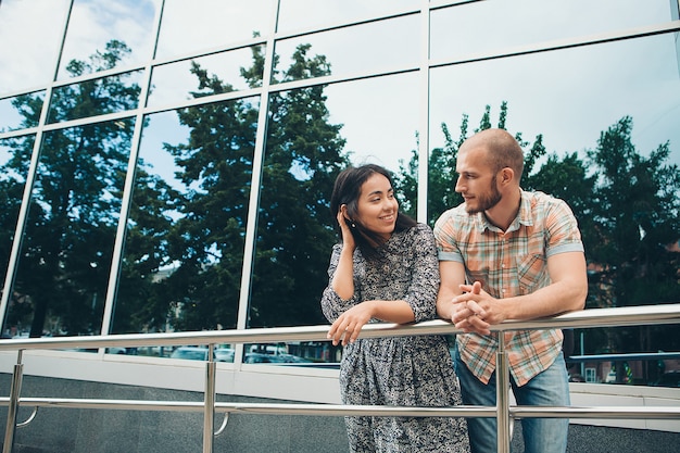 Una pareja en una cita en la ciudad un hombre admira a una mujer en un paseo. Día de la familia, San Valentín