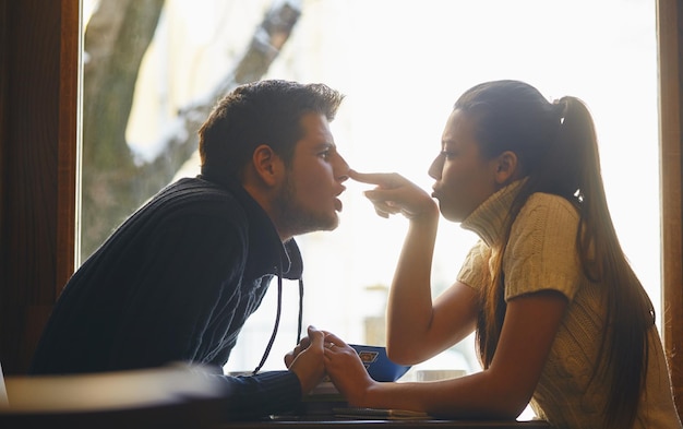 Foto una pareja en una cita, posando en el café.