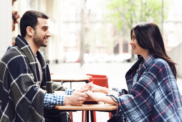 Foto pareja de citas en el café al aire libre en otoño.