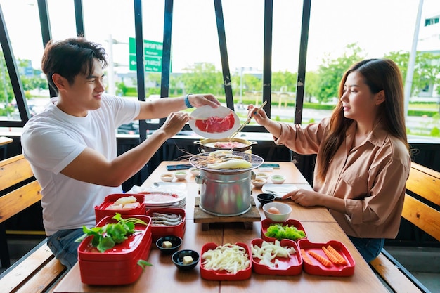 Pareja de citas románticas enamoradas almorzando juntos en un restaurante a la parrilla