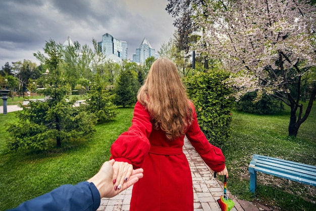 Pareja en City Park en primavera