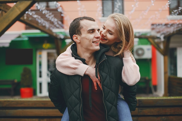 Pareja en una ciudad