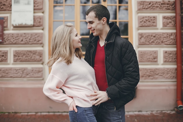 Pareja en una ciudad