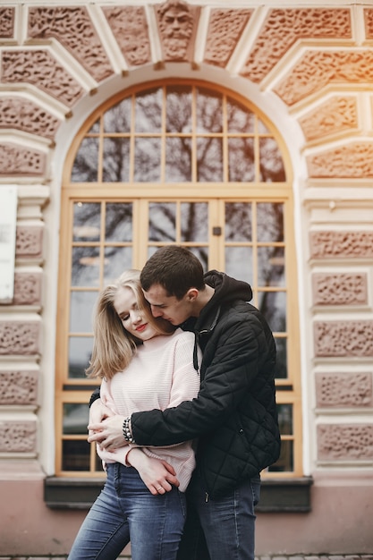 Pareja en una ciudad