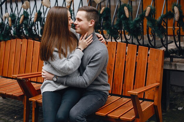 Pareja en una ciudad