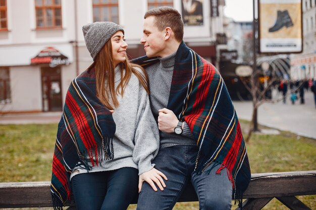 Pareja en una ciudad