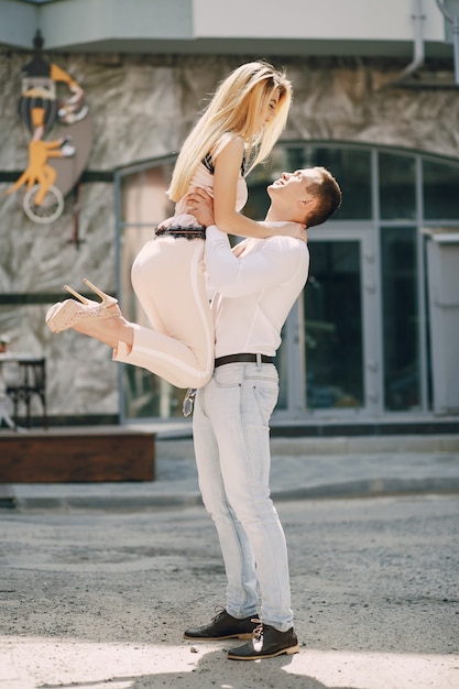 Pareja en una ciudad