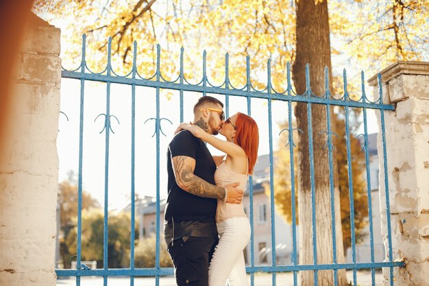 Foto pareja en una ciudad