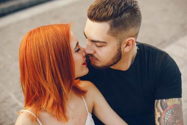 pareja en una ciudad