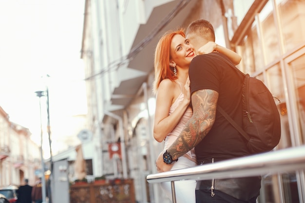 pareja en una ciudad