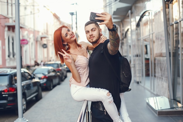 pareja en una ciudad