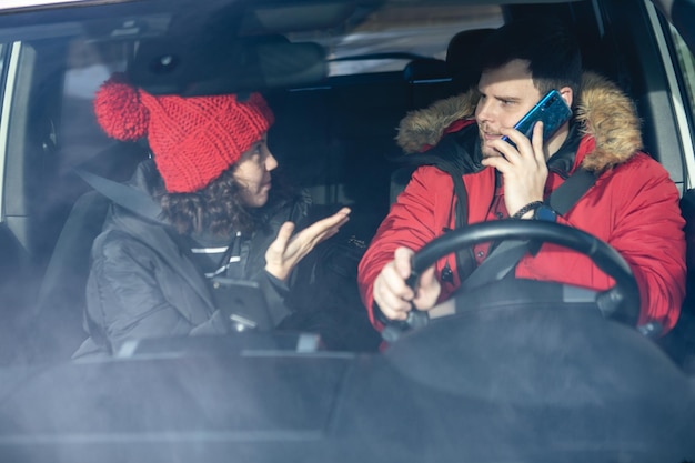 pareja, en coche, en, invierno, equipo, conducción, y, hablar