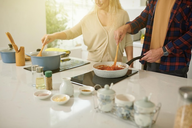 pareja, cocina, pasta, y, salsa