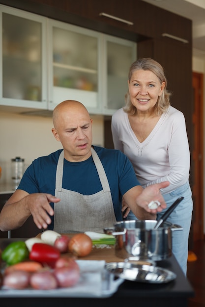 Pareja, en la cocina