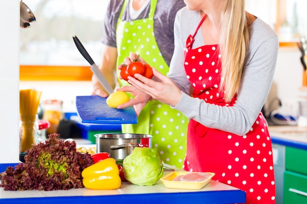 Pareja cocinando en la cocina doméstica comida sana