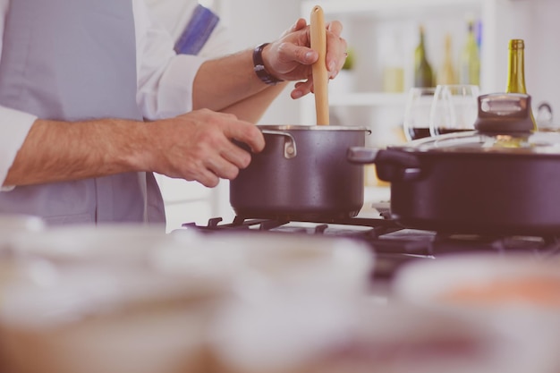 Pareja cocinando juntos en la cocina en casa