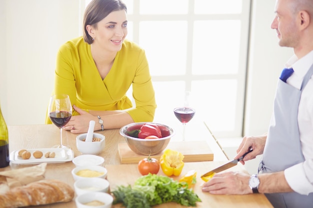 Pareja cocinando juntos en la cocina en casa