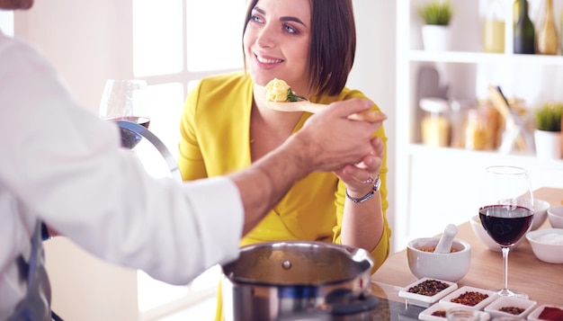 Pareja cocinando juntos en la cocina en casa