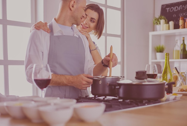 Pareja cocinando juntos en la cocina en casa