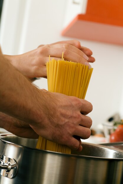 pareja cocinando pasta