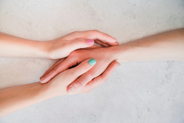 Foto pareja cogidos de la mano juntos