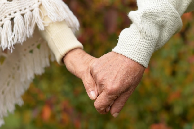 Pareja cogidos de la mano juntos