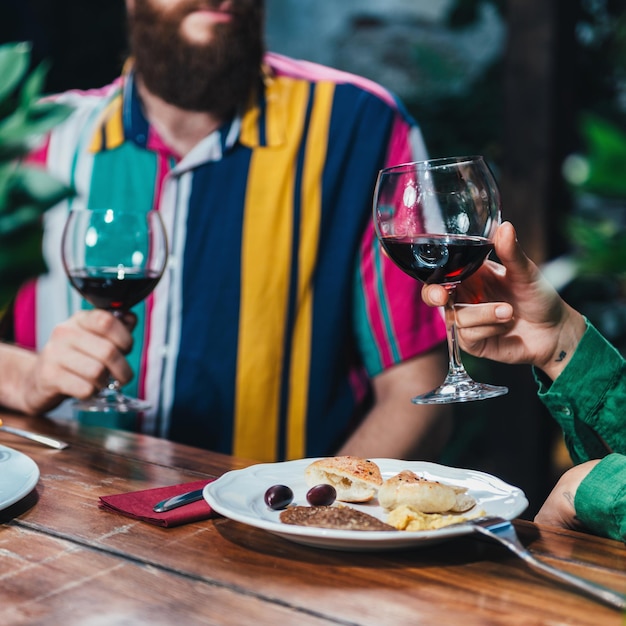 Foto una pareja comiendo y bebiendo en una mesa en un restaurante