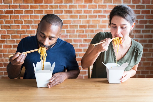 Pareja comiendo chow mein juntos