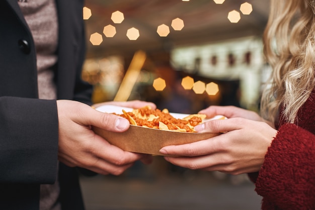 Pareja comiendo comida mexicana el concepto de cocina mexicana