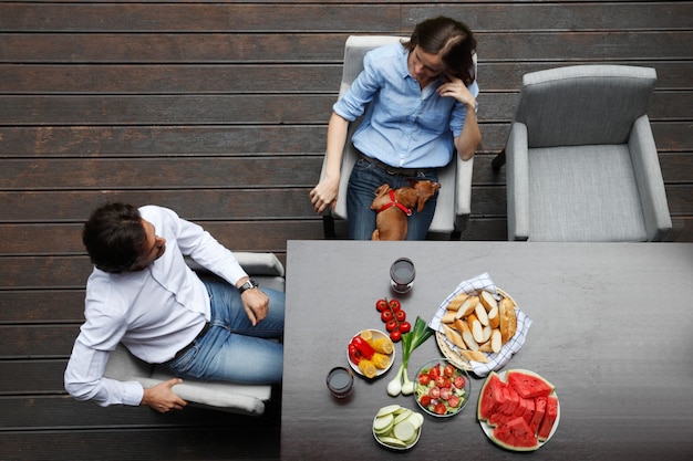 Pareja comiendo detrás de la mesa desde la vista superior