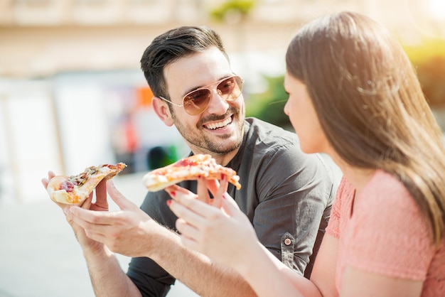 Pareja comiendo pizza