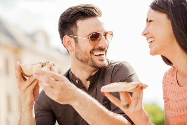 Pareja comiendo pizza