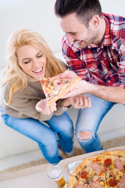 Pareja comiendo pizza