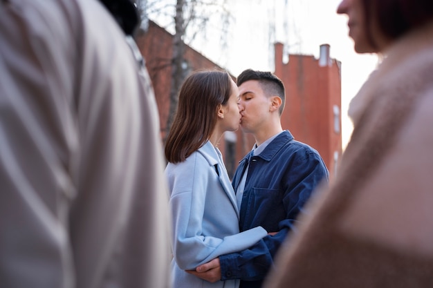 Pareja compartiendo tiernos momentos de intimidad pública