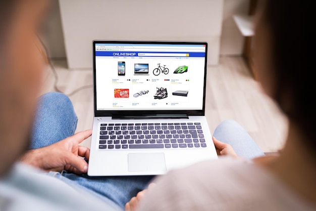 Pareja de compras de electrónica en línea