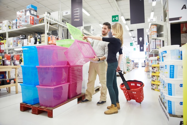 Pareja de compras en la ferretería