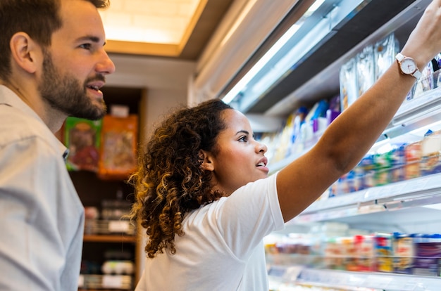 Foto pareja de compras juntas en un supermercado