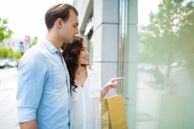 Pareja de compras juntas