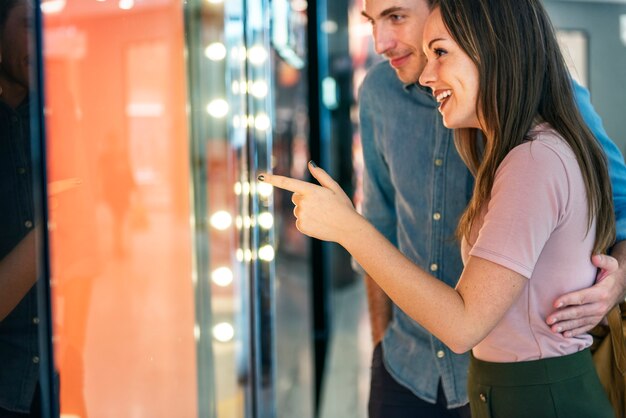 Una pareja va de compras juntos