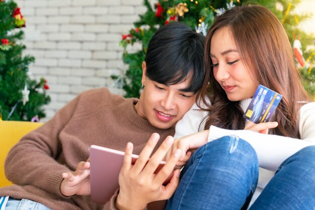 Pareja de compras Navidad vacaciones