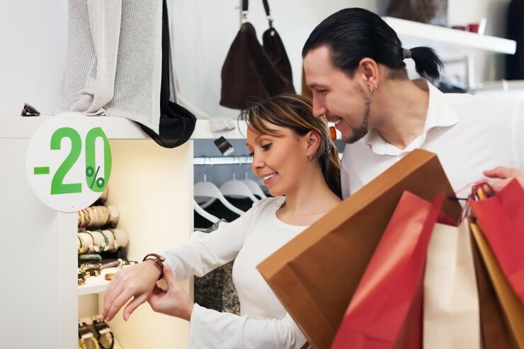 Foto una pareja de compras para una tienda con un letrero que dice ir a la tienda