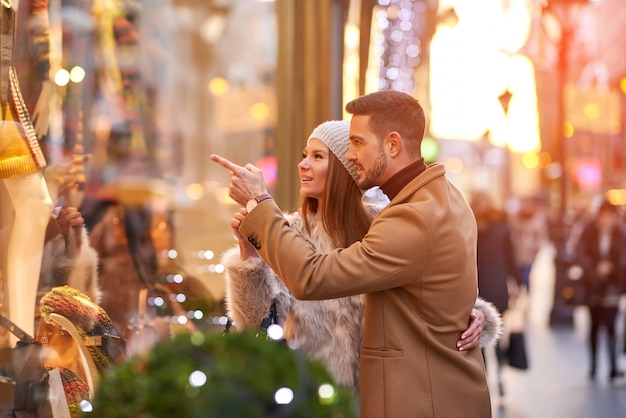 Pareja comprobando una tienda de navidad