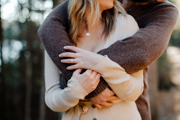 Una pareja comprometida afectuosa en Nuevo Brunswick, Canadá