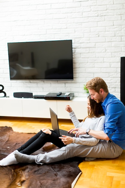 Foto pareja con una computadora portátil