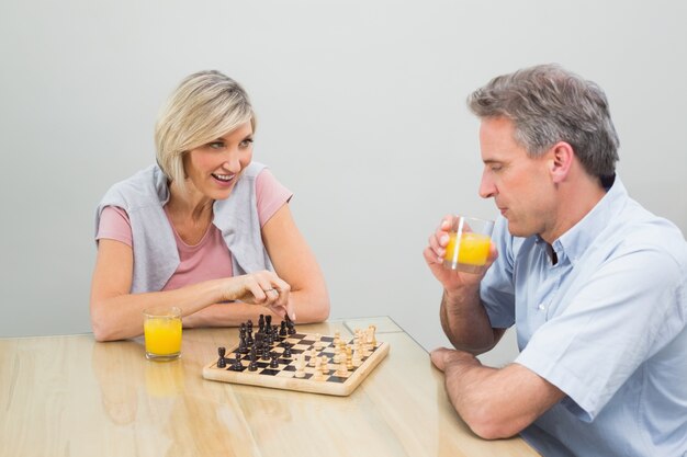 Pareja concentrada jugando al ajedrez