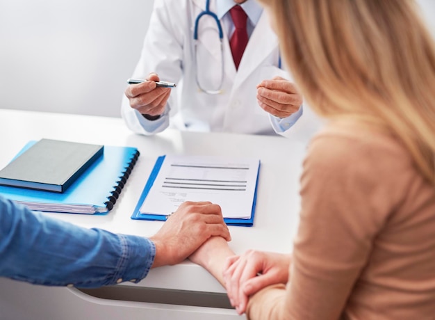 Pareja en el consultorio de un médico