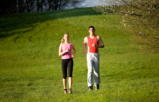 Pareja para correr por deporte al aire libre