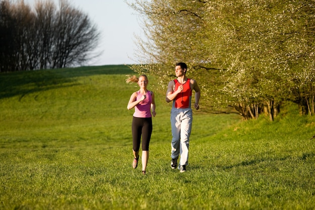 Pareja para correr por deporte al aire libre